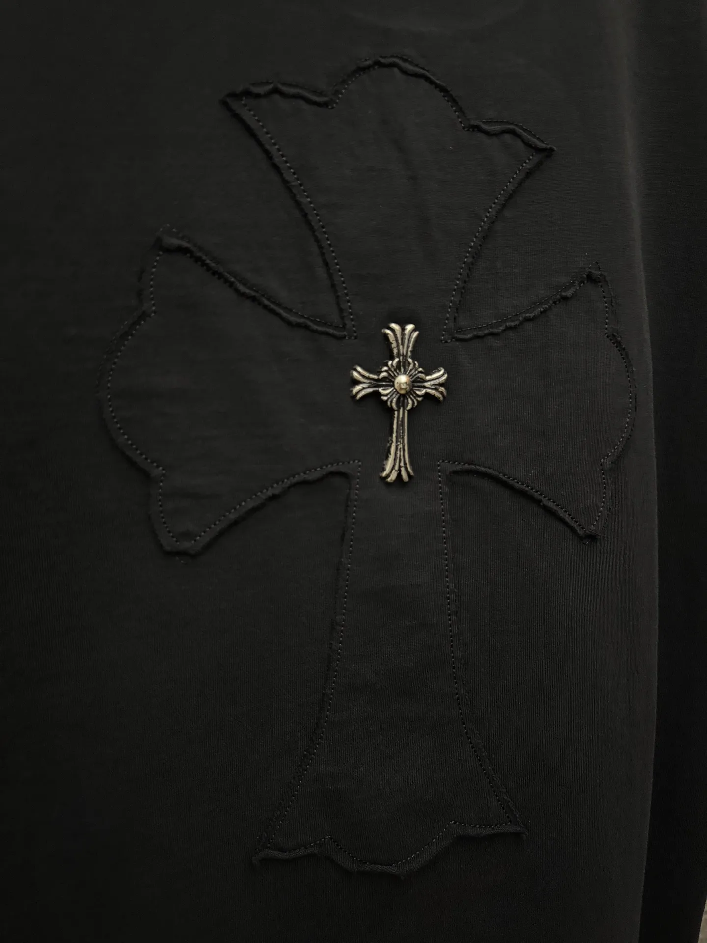 P180 top version, real shot without P, ​​different from market currency) 𝗖𝗵𝗿𝗼𝗺𝗲 𝗛𝗲𝗮𝗿𝘁𝘀/Croxin 2026 spring new original single counter American laser burnt patch embroidered couple short sleeves 👑The highest version! Customized fabric 300 grams, best-selling model at the counter, very comfortable to wear. Accessories: original molded and authenticated collar label ➕ 100% silk wash water label. Genuine purchase-grade original hangtag➕matching hanging rope➕3D hanging beads➕original packaging bag. Craftsmanship: The original version has consistent wiring! The highest version of the armhole matching technique! Color: White Black Size: S M L XL Style No.: 26-2028